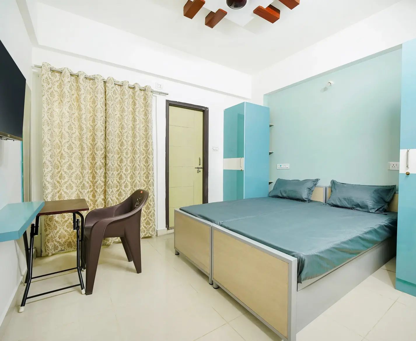 Pro4 Aroona room in Marathahalli Bangalore with premium furnishings and clean interiors — PG photo 1 of 5 Pro4 Aroona room in Marathahalli Bangalore with premium furnishings and clean interiors — PG photo 1 of 5