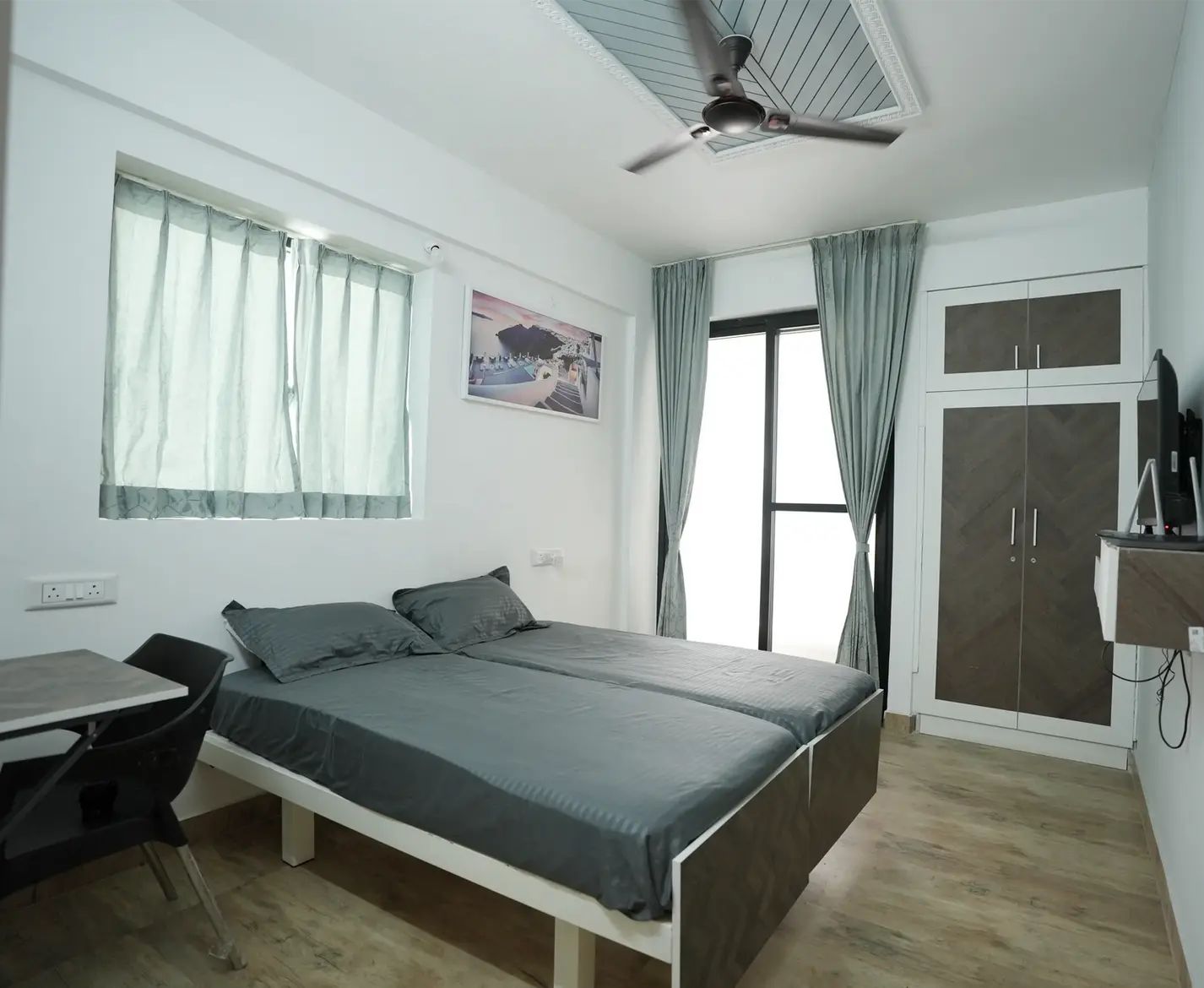 Pro4 Neeladiri room in Marathahalli Bangalore with premium furnishings and clean interiors — PG photo 1 of 5 Pro4 Neeladiri room in Marathahalli Bangalore with premium furnishings and clean interiors — PG photo 1 of 5